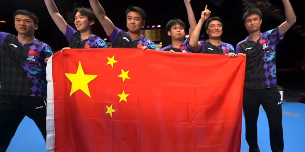 男团夺冠！林诗栋抱王皓+跳上球桌，王楚钦欣慰笑，全队手举国旗|世乒赛|比赛|中国队_新浪体育_新浪新闻
